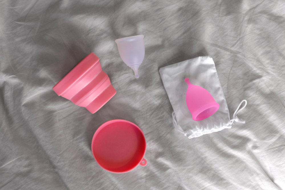 Diversi tipi di assorbenti e coppette mestruali