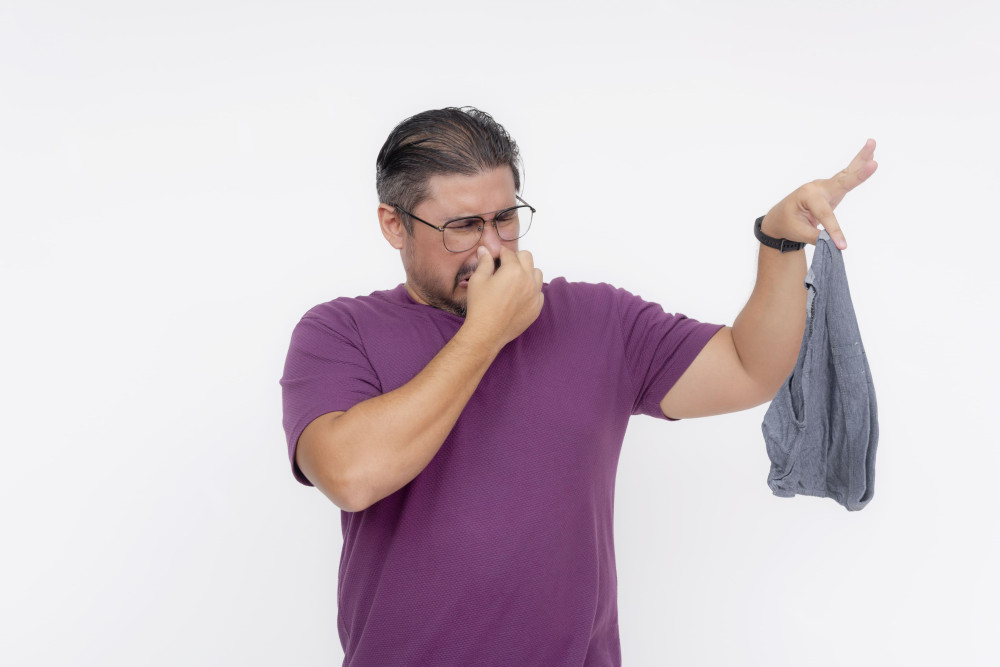 uomo con cattivo odore intimo