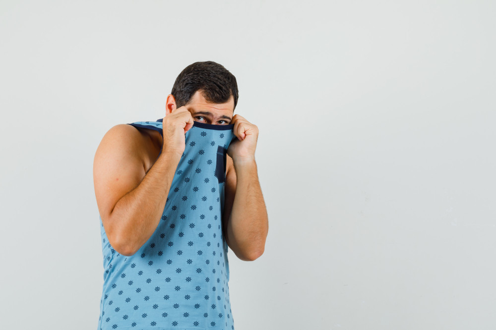 uomo con cattivo odore intimo