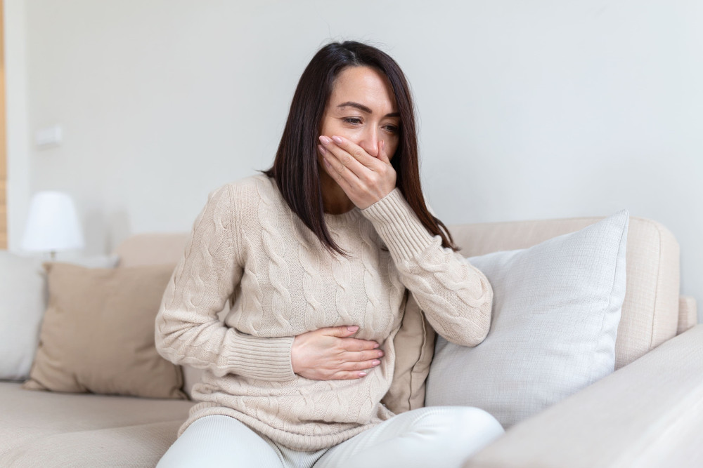 Donna con sintomi gravidanza e nausea